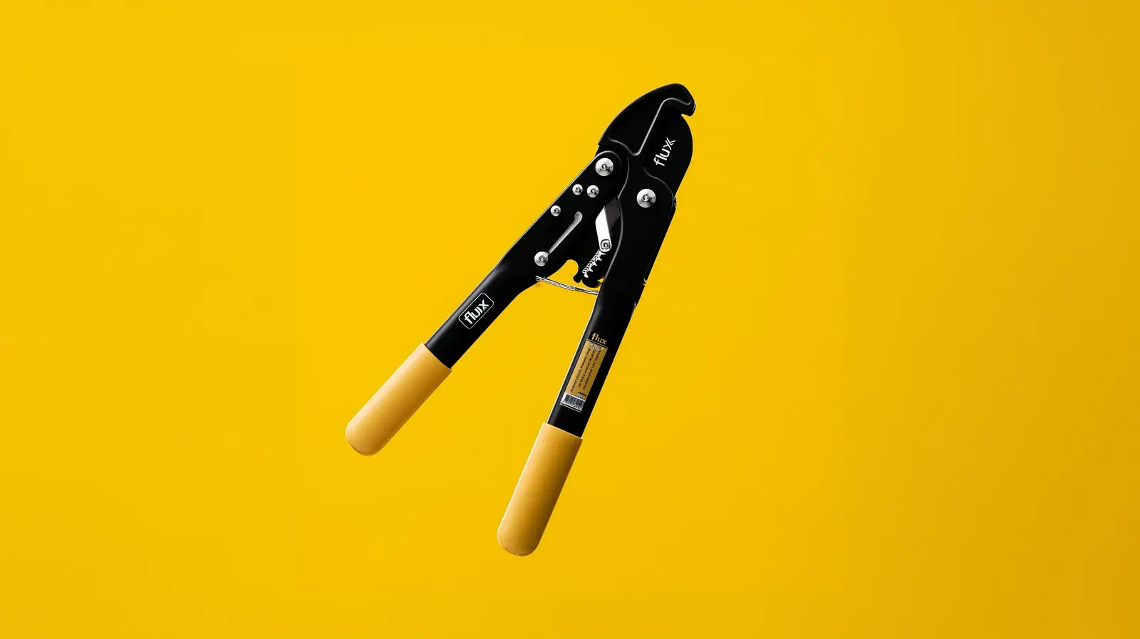 Uma tesoura de poda Flux sobre fundo amarelo