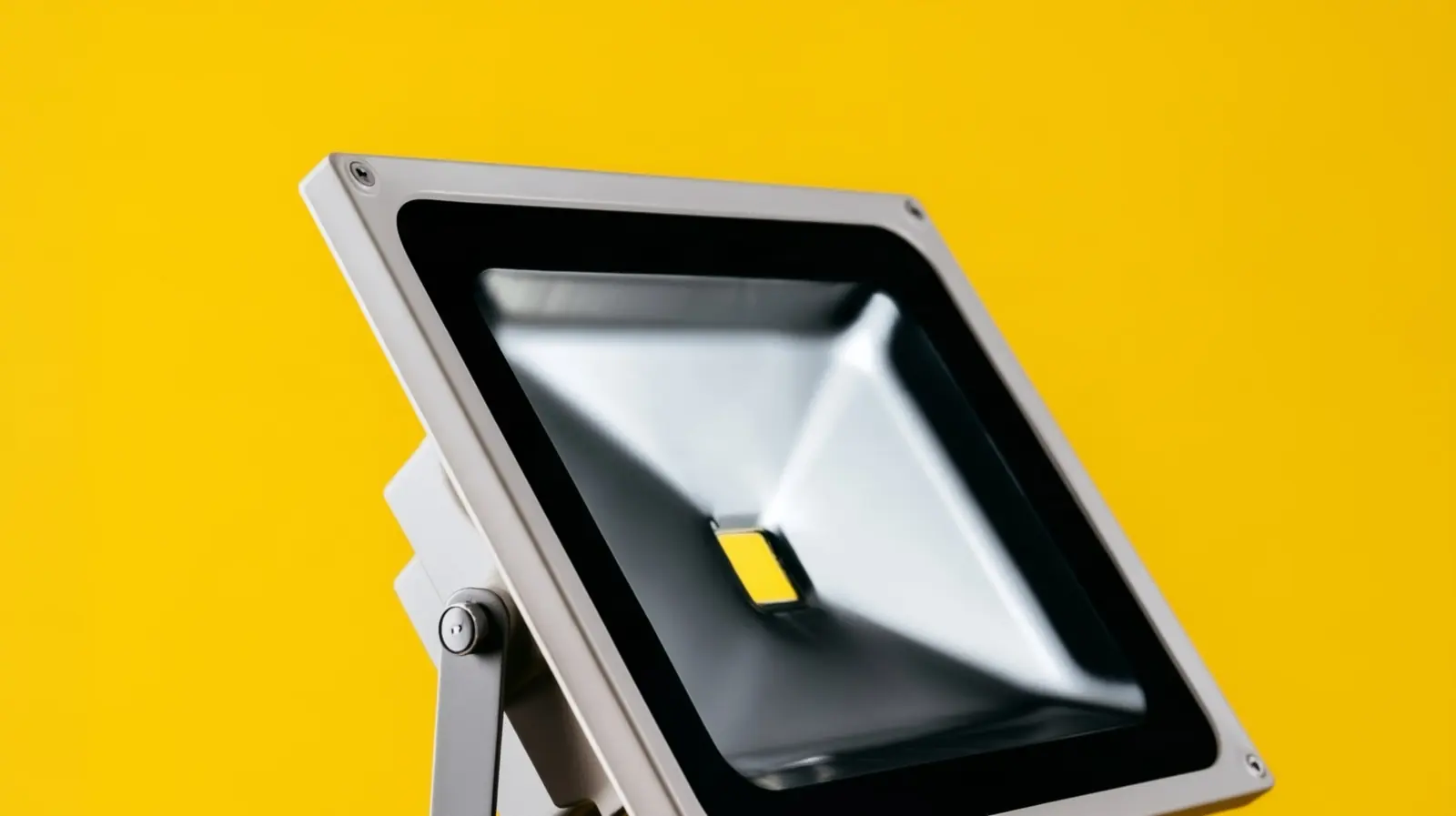 Um projetor LED sobre fundo amarelo